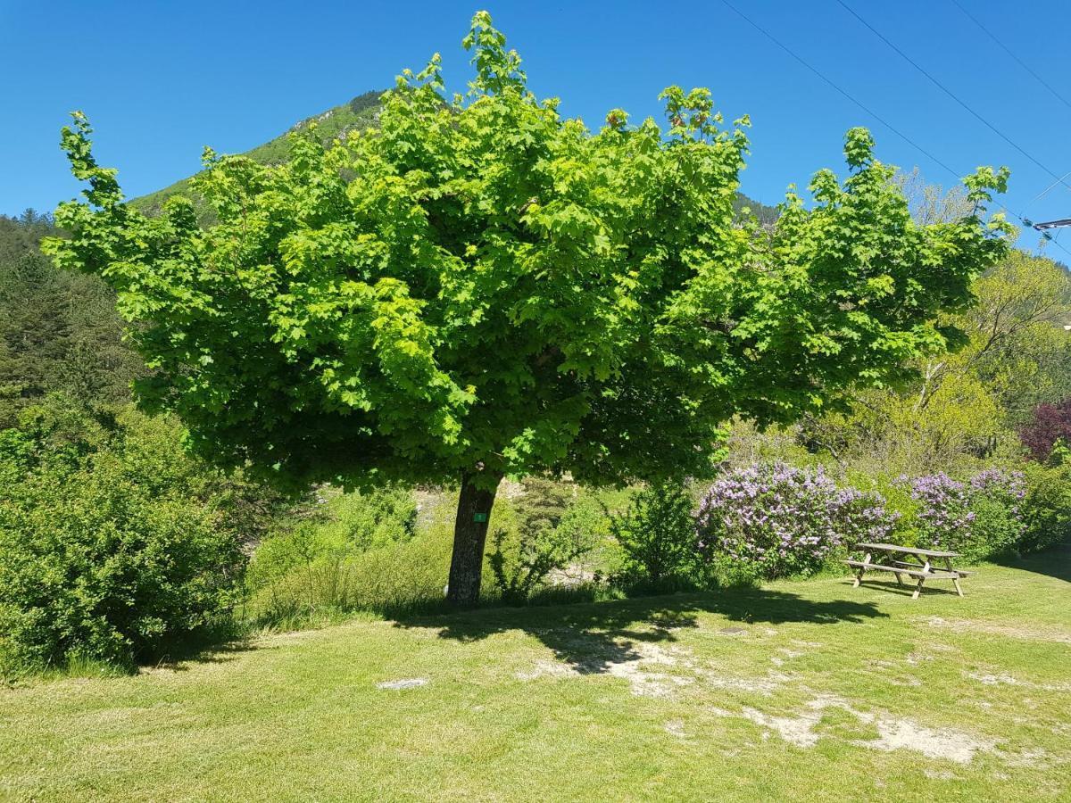 Camping Calme Et Nature Castellane Exterior photo